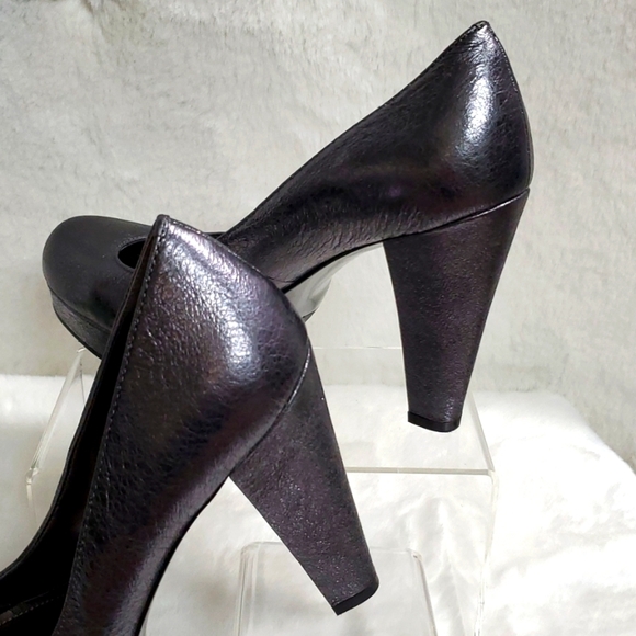 CALVIN KLEIN Scarlet Crinkle Metallic Graphite Pump - Picture 5 of 10